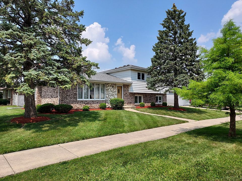 1st image of 16350 Surrey Dr