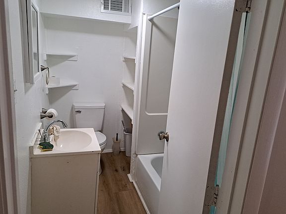 4th image of 119 W Oak St