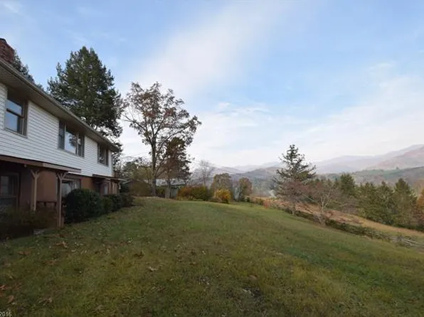 134 College View Dr, Swannanoa, NC 28778