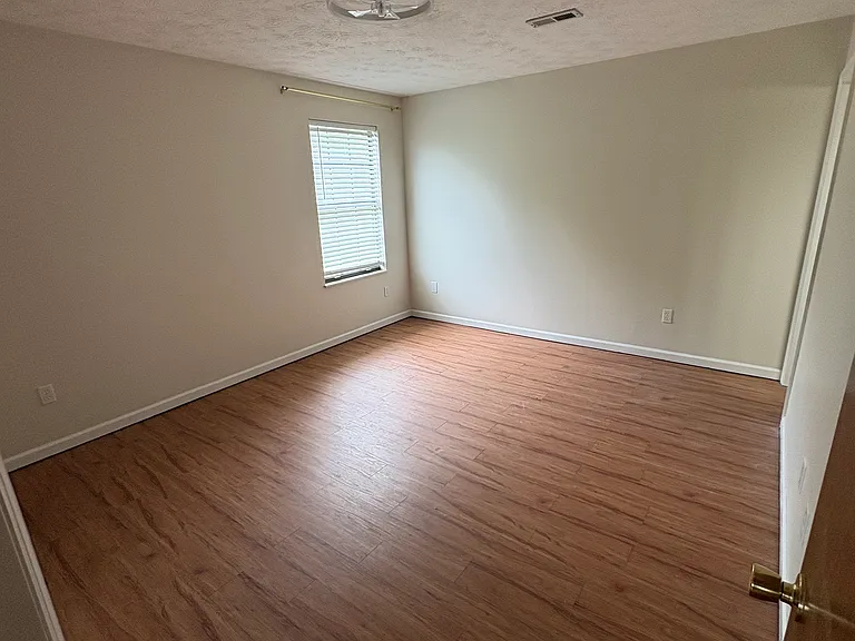 801 Valerie Ln — Photo 8