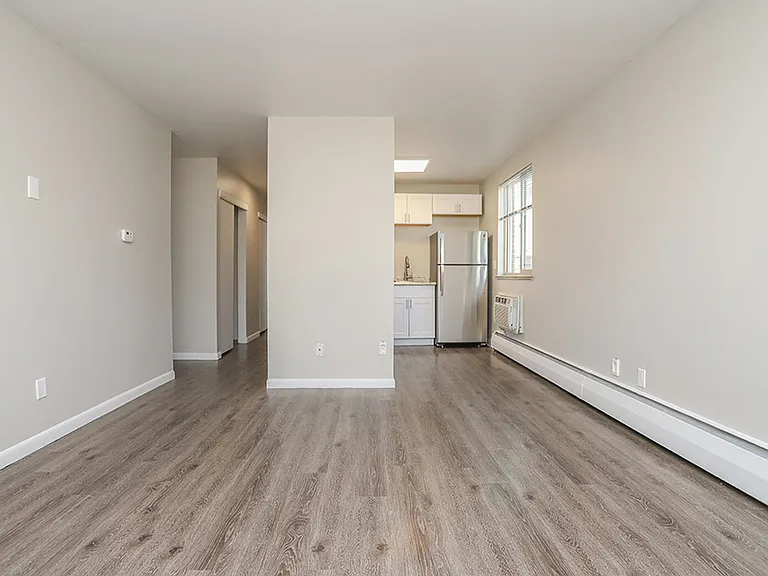 21 Logan — Photo 6