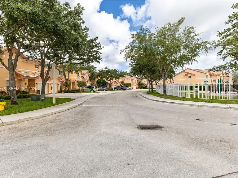 2420 SW 87th Way — Photo 4