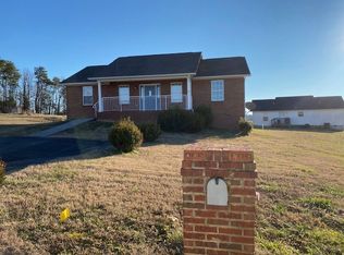 918 Red Oak Ln, Dandridge, TN 37725