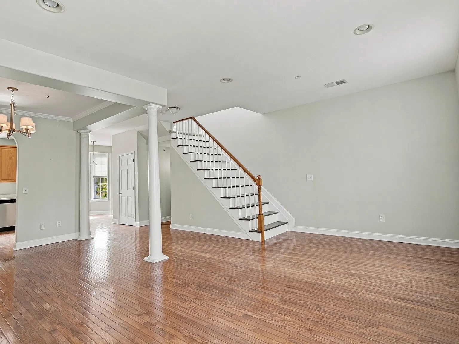 2 bed, 1900 sqft, $2,450 — Photo 4