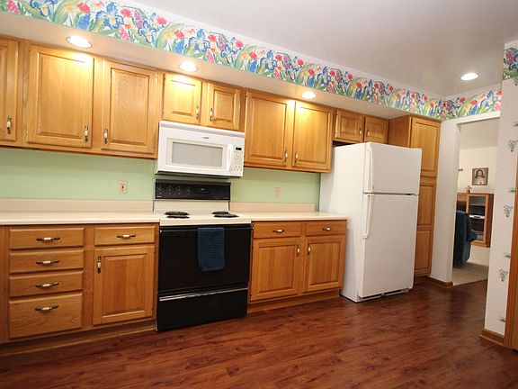 5th image of 2910 Woodhams Ave