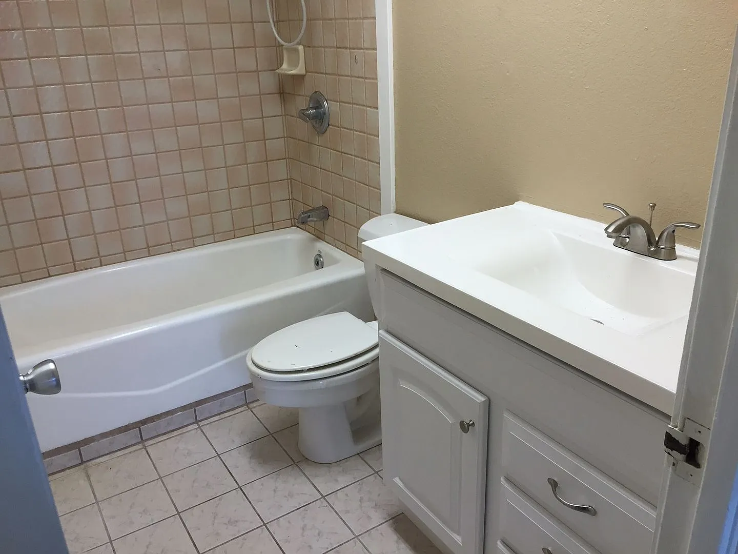 Spacious 2 Bedroom Condo w/Amenities — Photo 3