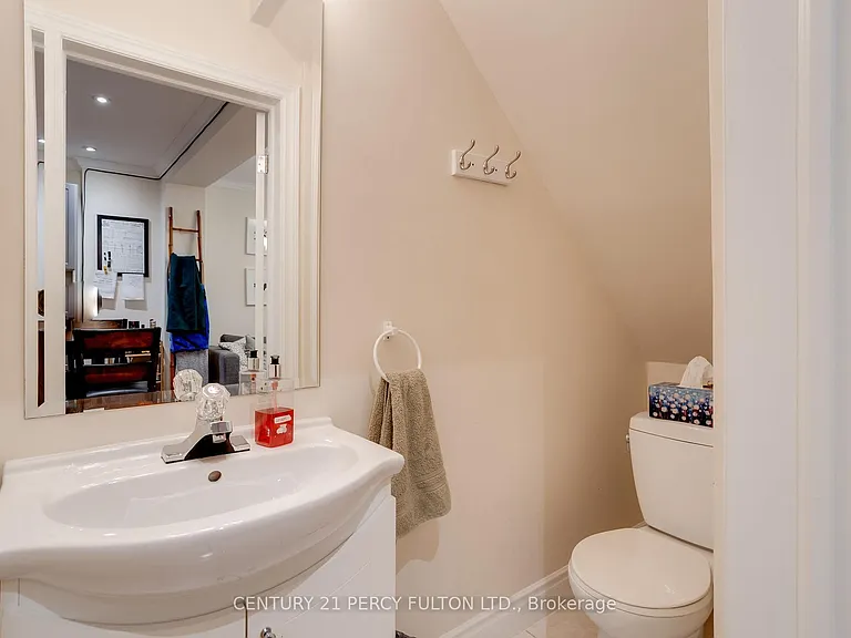 209 Coxwell Ave #MAIN — Photo 9
