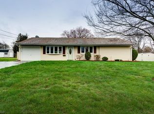 20 Pelham Rd, Kendall Park, NJ 08824