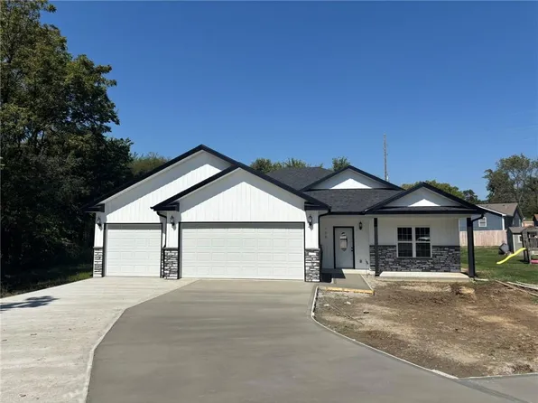 105 W Fawn Dr, Savannah, MO 64485