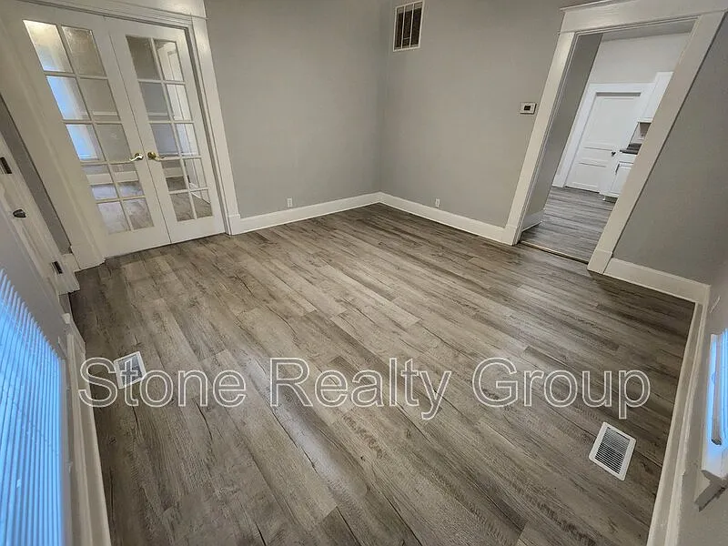 2 bed, 1.0 bath, $1,100 — Photo 2