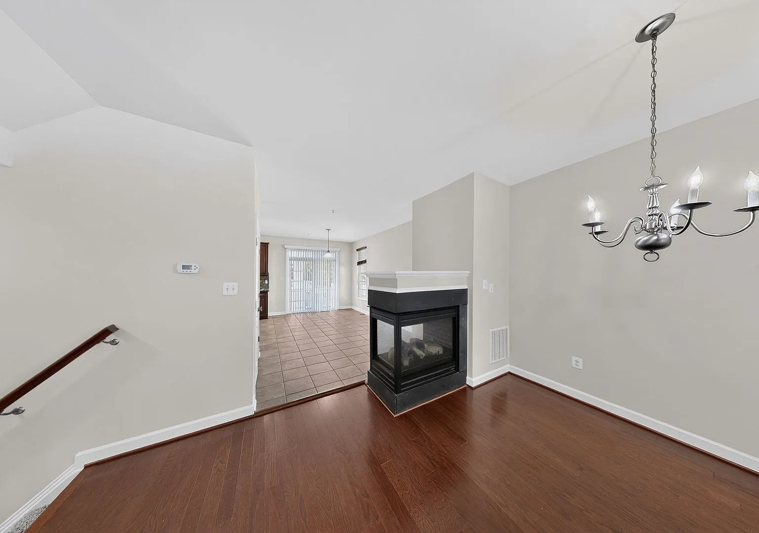 End Unit Luxury 3Bed + 2 full/2 Half TH! Two Car Garage parking — Photo 4