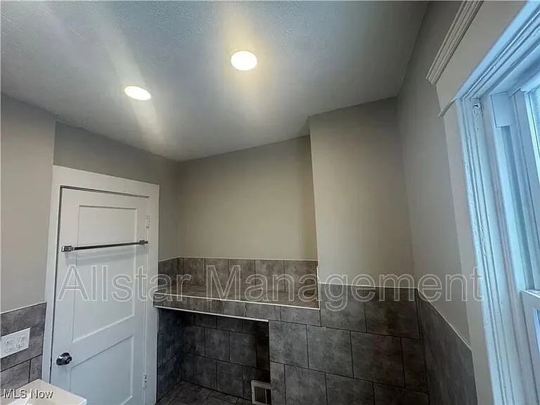 521 E 109th St — Photo 11