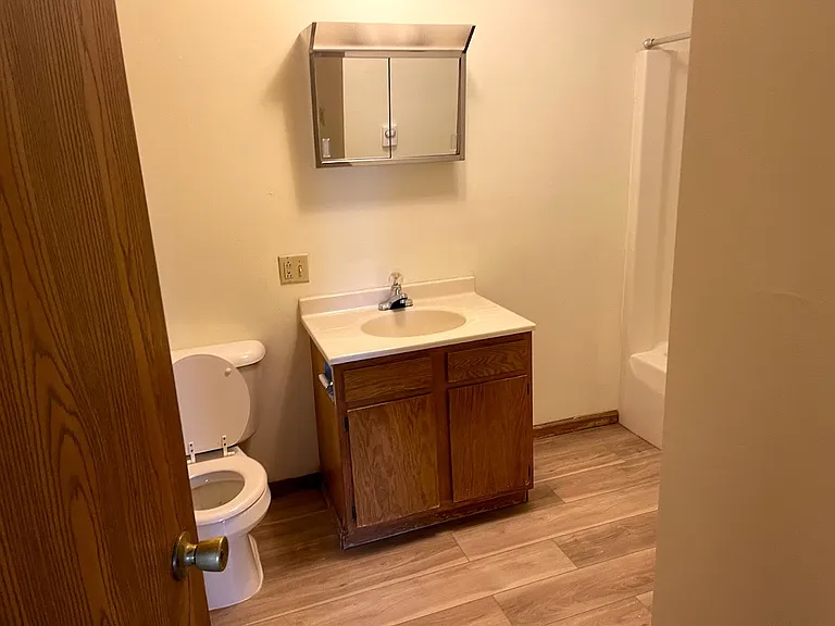 Kemper Manor Apartments — Photo 12