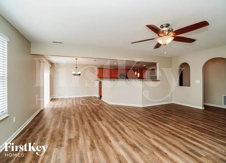 595 Professional Pkwy — Photo 4