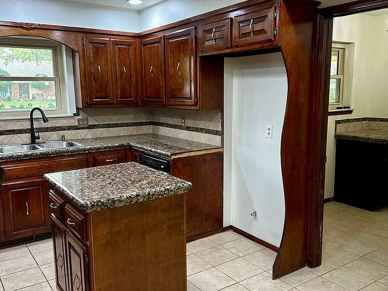 3608 Chatham Ct — Photo 12
