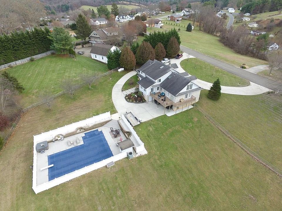 1st image of 102 Heritage Ln