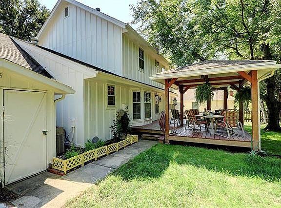 5th image of 212 NE Clubhouse Dr