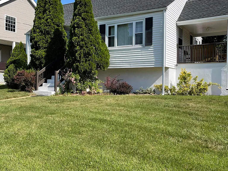 17 Clarence Ave — Photo 6