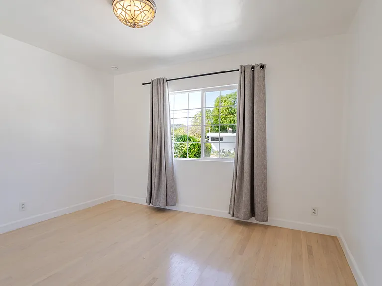 3960 Mayfield Ave — Photo 15