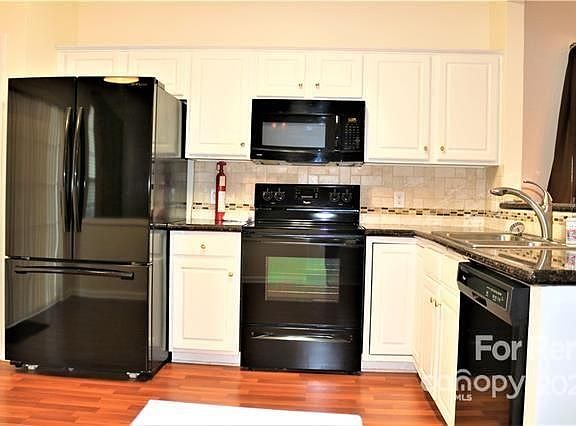 3rd image of 3326 Elizabeth Glen Dr