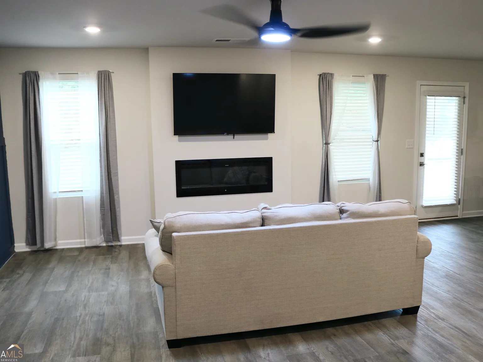 4 bed, 2.5 bath, 2015 sqft, $3,200 — Photo 3