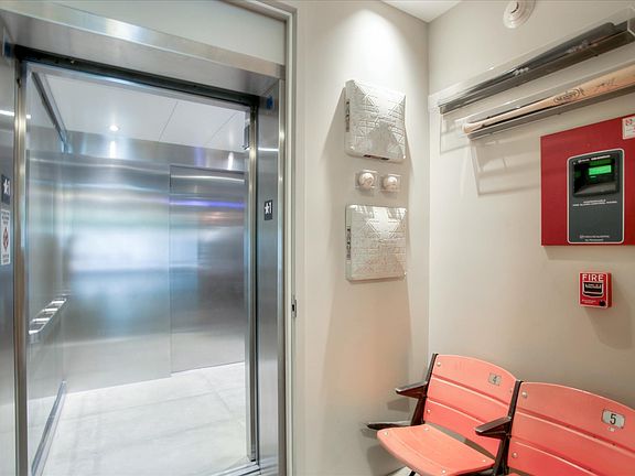 4th image of 147 S Park St #1