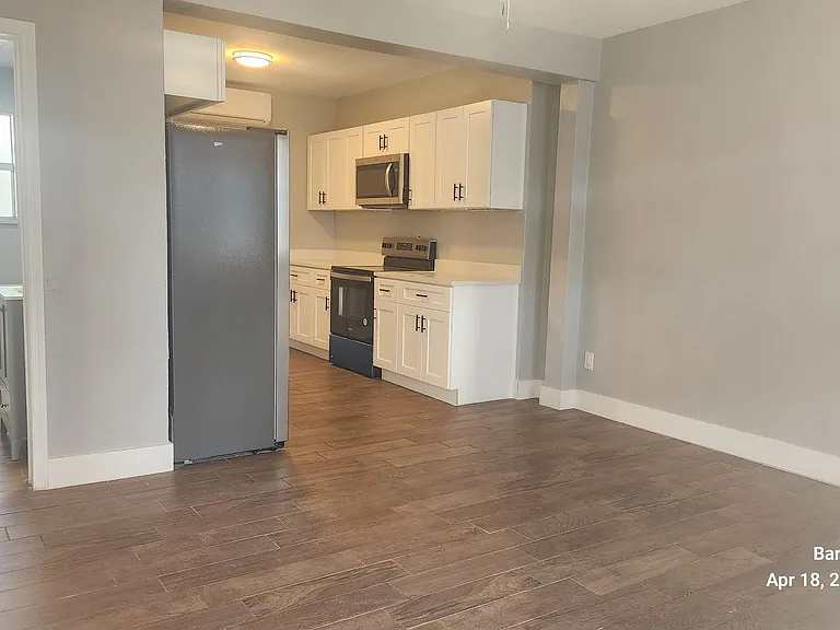 126 W Gardiner Ct — Photo 3