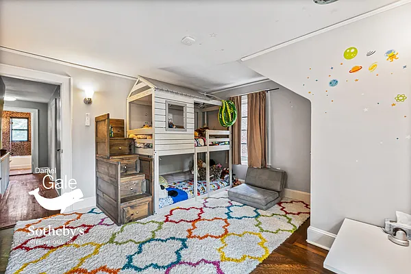 Sold by Daniel Gale Sotheby's International Realty | media 18