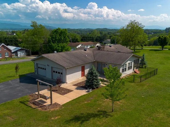 621 Briarwood Dr, Dandridge, TN 37725