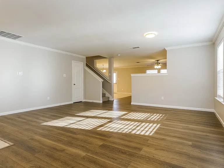 1326 Burleson St — Photo 5