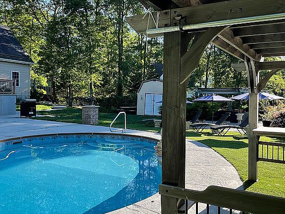3rd image of 242 Ivystone Ct