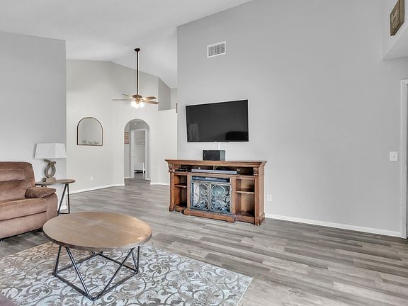 5th image of 2637 Valley Oak Way