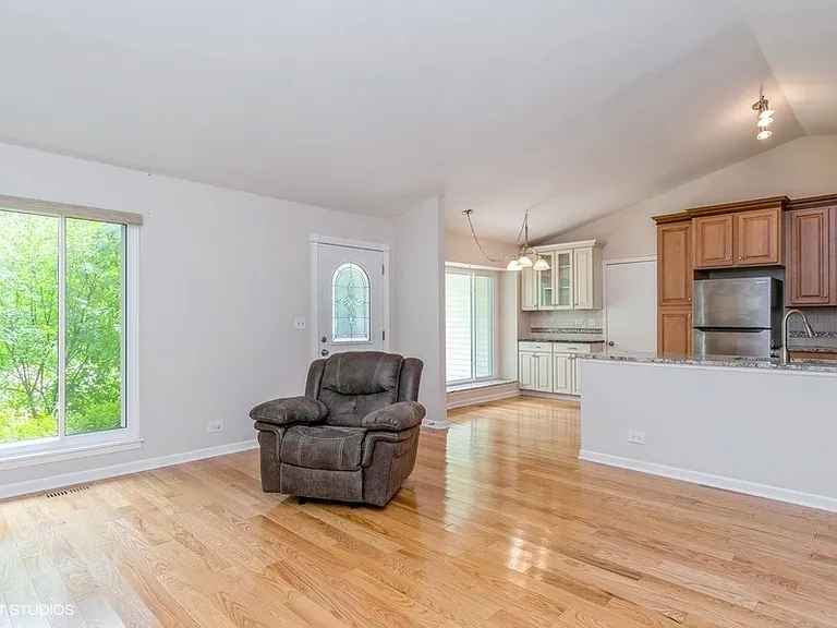 421 Bayview Ave — Photo 2