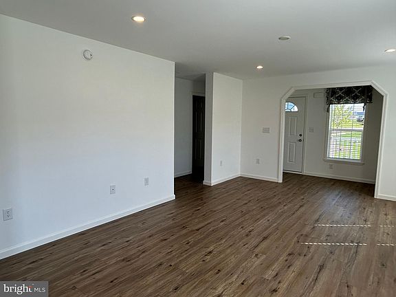 5th image of 410 Eastwood Ln
