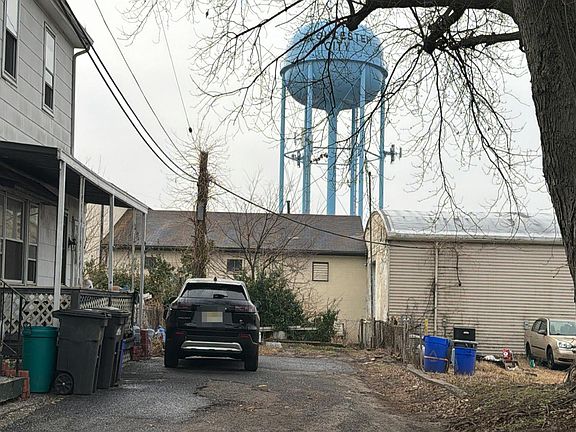 4th image of 520 Saint John St