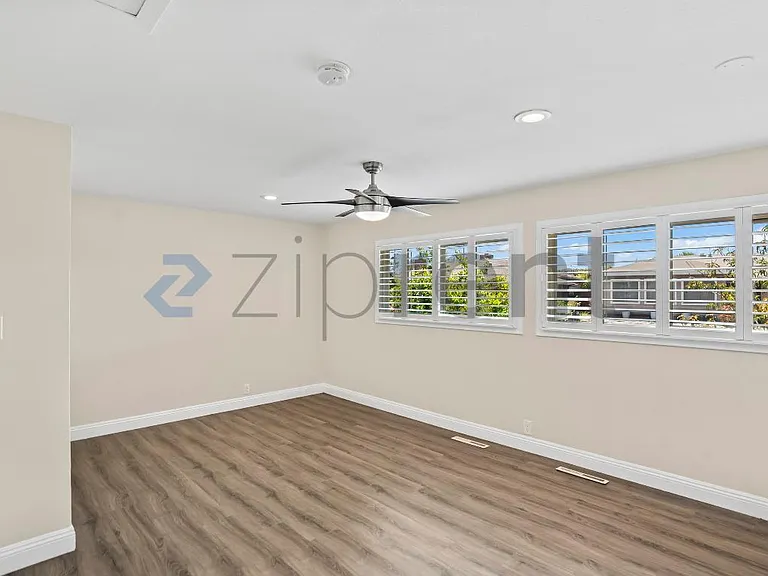 566 Beechmont Ln — Photo 12