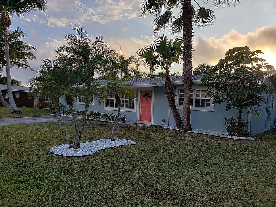 3/2 w/pool-2 blocks to beach