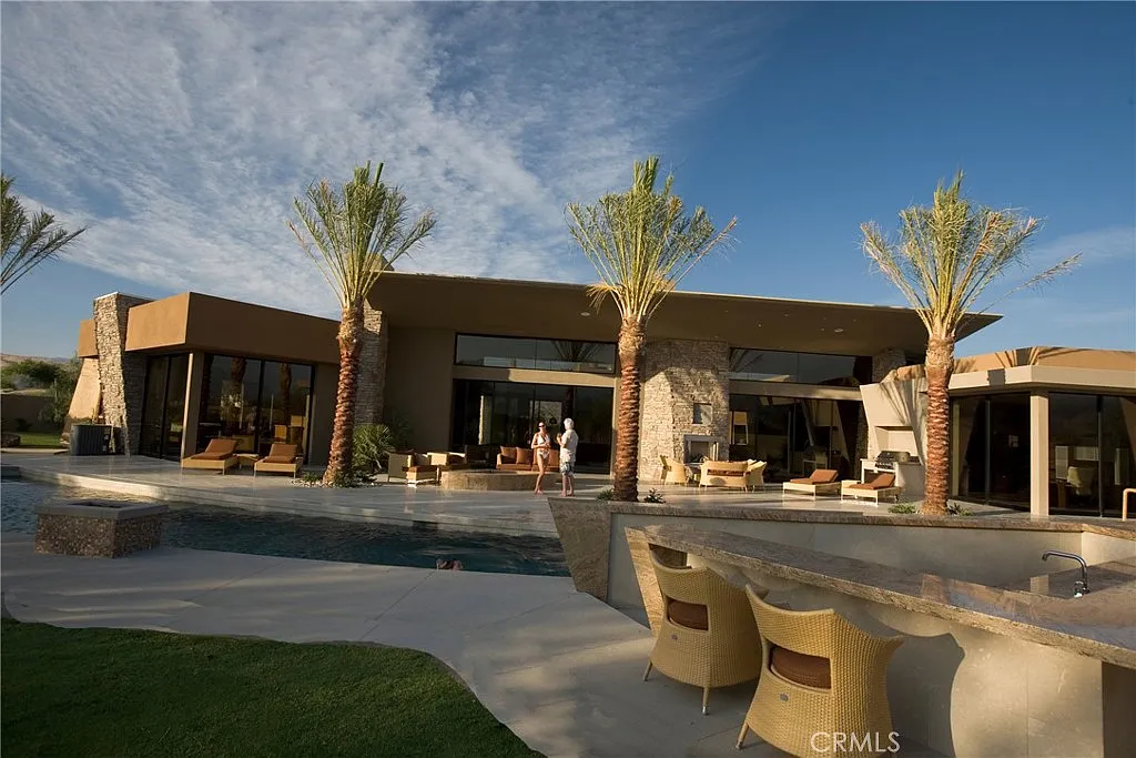 9 bed, 7.5 bath, 7619 sqft, $15,000 — Photo 2