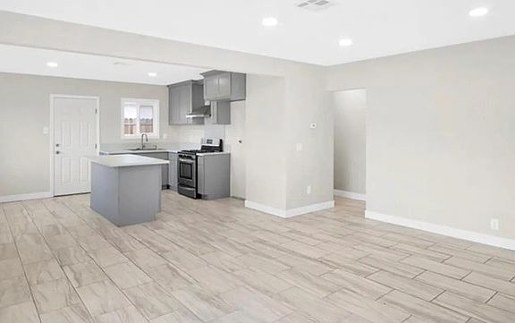 3rd image of 5522 Silver Dr