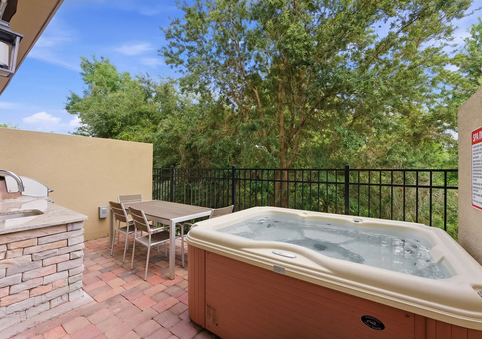 4 Suites, Private Jacuzzi & Prime Location — Photo 2