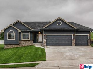 805 Fall Creek Rd, Papillion, NE 68133