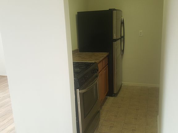 3rd image of 829 Bryant Ave #2