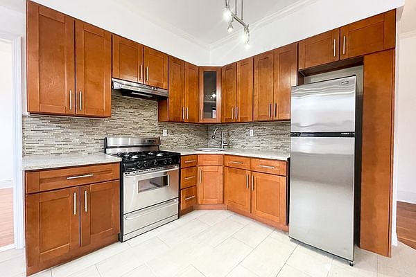 1st image of 300 E 118th St #3