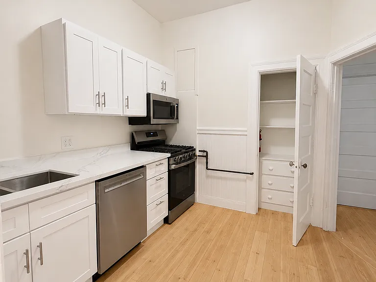 686 Lombard St #686 — Photo 2