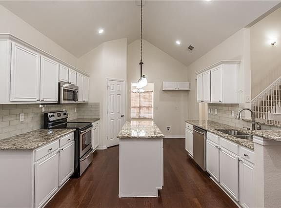 3rd image of 7704 Parkbrook Dr