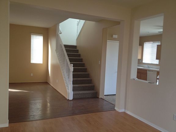 4th image of 15264 Sunbeam Ct
