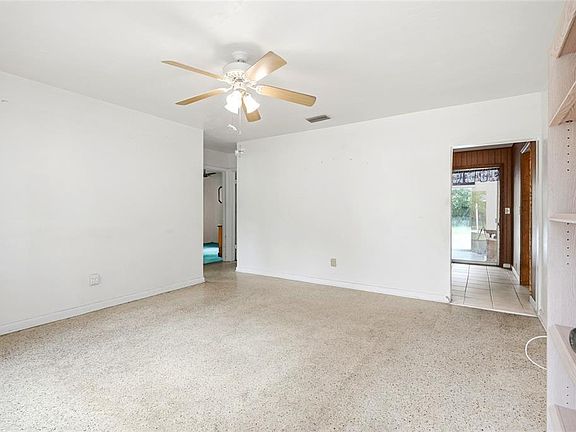 5th image of 427 1ST AVENUE NE
