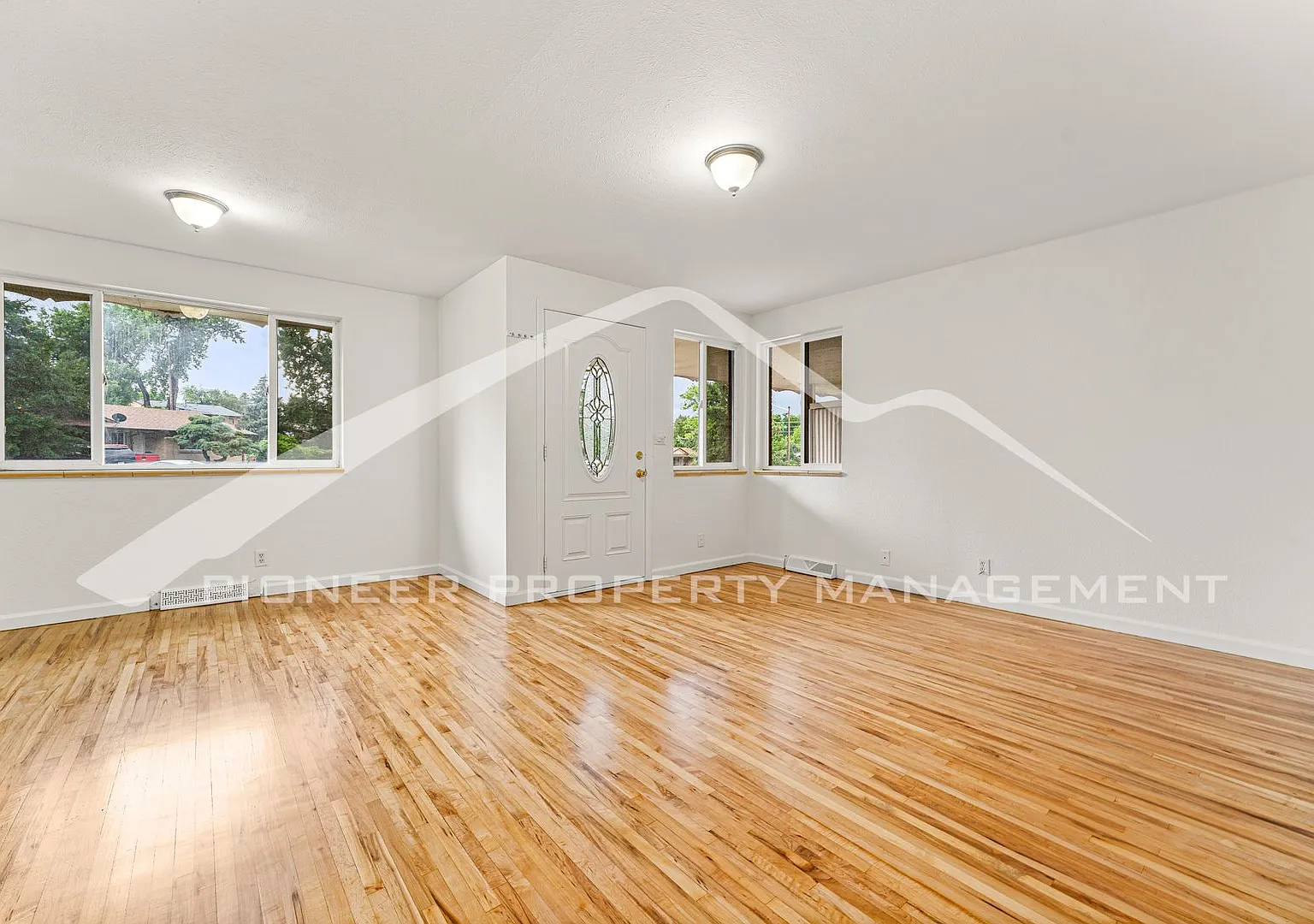 Spacious Half Duplex with 1 Car Garage and Yard — Photo 4