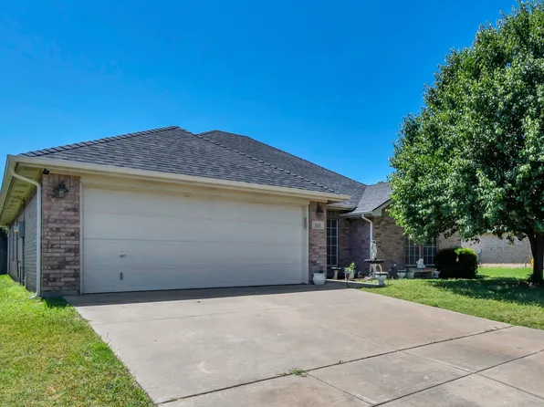 213 Rose Ave, Cleburne, TX 76033