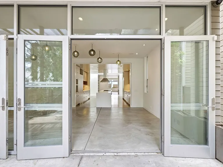 1076 S Van Ness Ave — Photo 13
